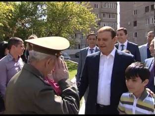 Տարոն Մարգարյանը նախընտրական հանդիպմանը եկել էր որդիների հետ